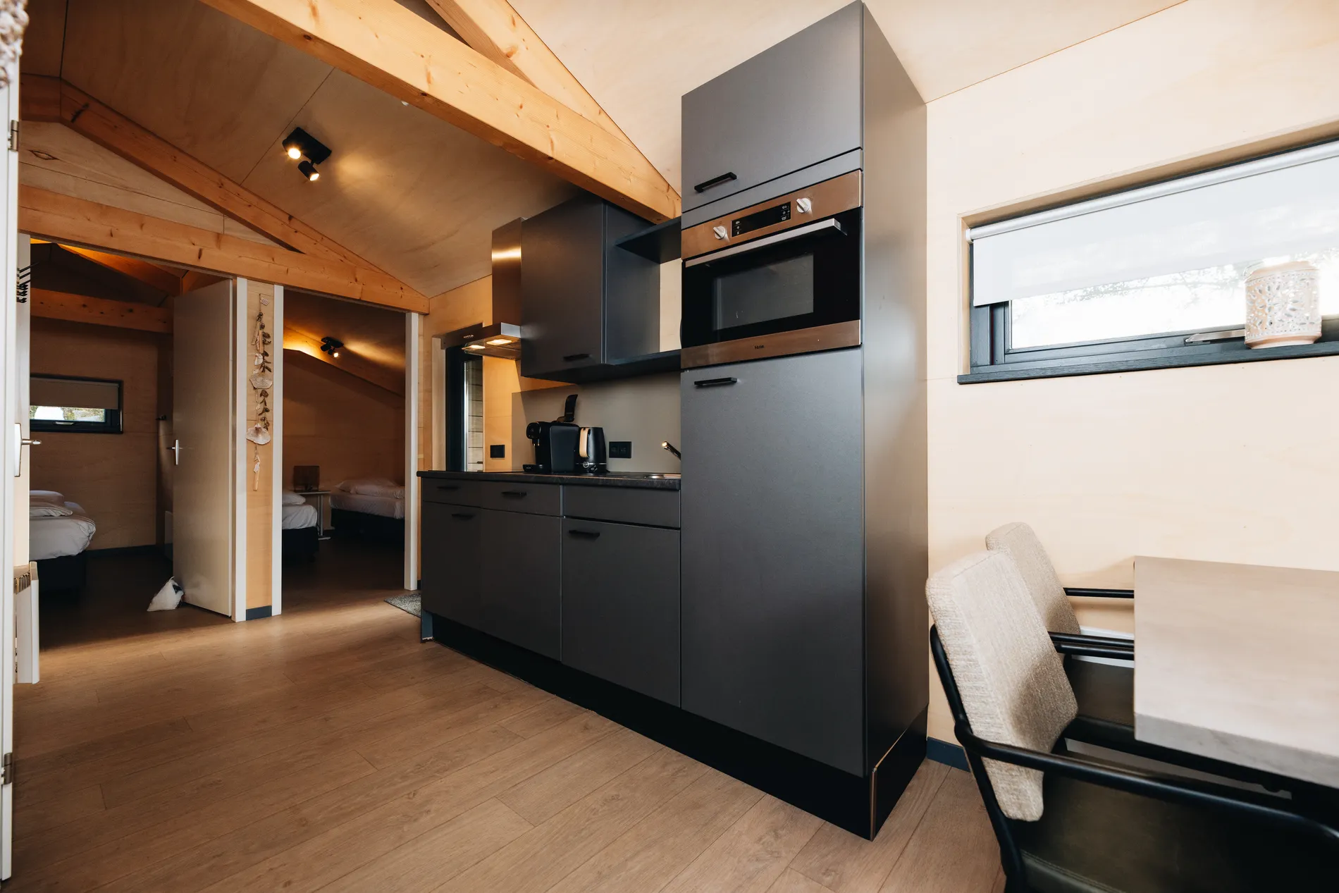 Luxe antracietgrijze keuken met inbouwapparatuur in de Ecolodge van Resort Land & Zee.